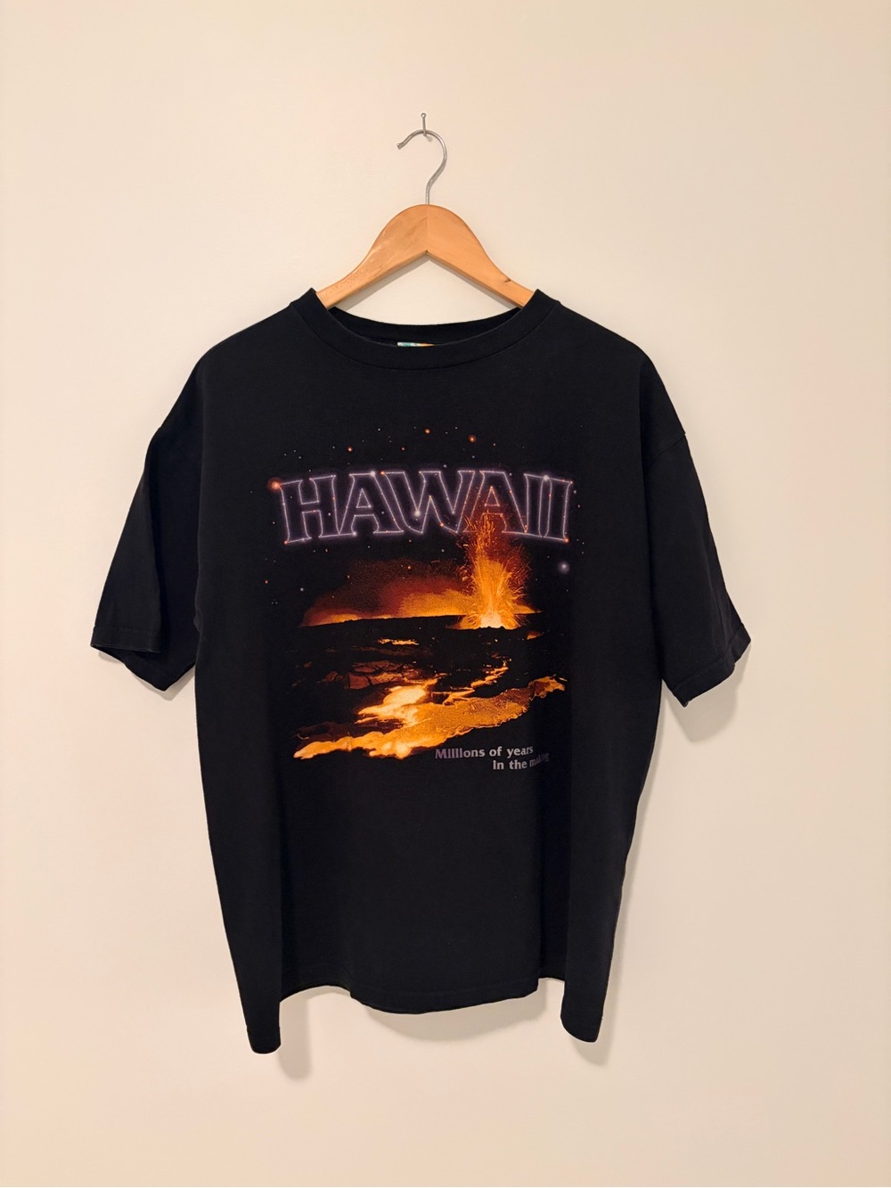 VTG Men's Black Hawaii Graphic Tee - Lava Scene